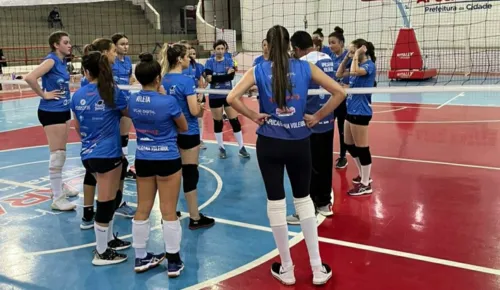 Equipe feminina adulta da Associação de Voleibol de Apucarana (Avoap)