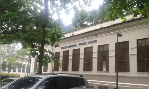 Adolescente de 15 anos tenta esfaquear colega em escola e é apreendido