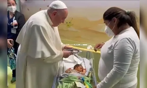 Internado, papa Francisco batiza criança em hospital na Itália; vídeo