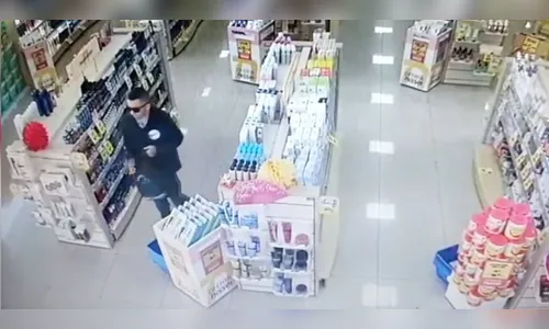 Vídeo: câmera flagra homem furtando produtos em farmácia de Apucarana