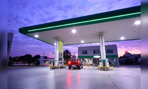 Amigos bebem em conveniência de posto e fogem sem pagar