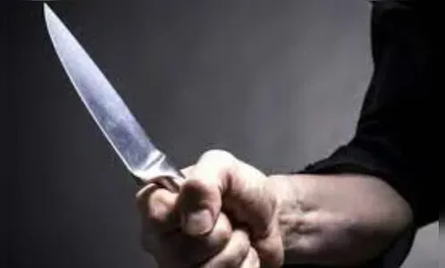 Após desentendimento por causa de mulher homem leva facada e paulada