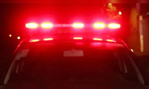 Homem toma bolsa de companheira e joga material escolar no bueiro