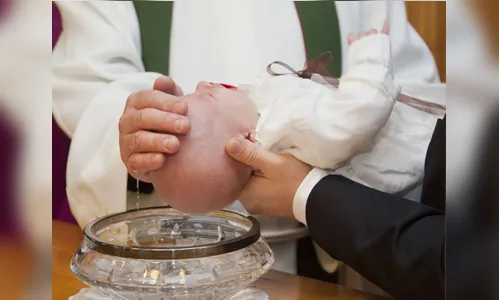 Padre queima bebê de oito meses com ácido durante batismo