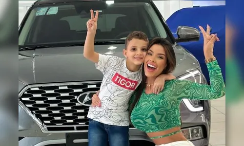 Ivy postou uma foto abraçadinha com o filho