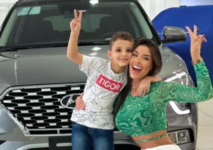 Ivy postou uma foto abraçadinha com o filho