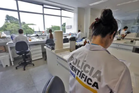 Laboratório de análise da Policia Científica do Paraná