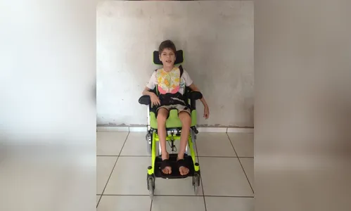 Após mobilização, garoto de 8 anos consegue cadeira de rodas especial