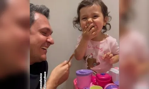 Criança de 2 anos viraliza ao 'vender' colher por R$ 95 ao pai; veja