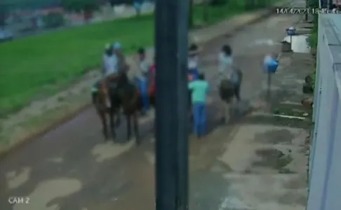 Momento que os envolvidos ajudam a vítima a montar no animal foi registrado