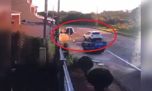 Vídeo: carro desgovernado, sem motorista, atropela pedestres no PR