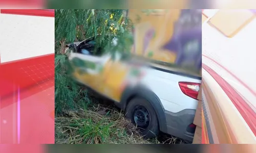 Fiat Strada colide contra árvore na PR-082 em São João do Ivaí