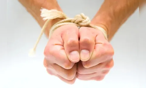 Homem bêbado entra na casa errada e acaba amarrado a poste no Paraná