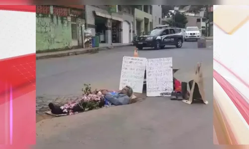 Homem simula o próprio velório no meio da rua em MG; vídeo