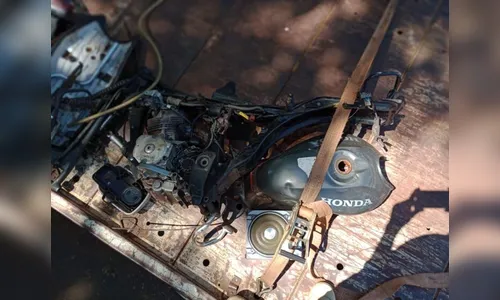 Dono chama PM após encontrar casa sem portão e partes de moto furtada