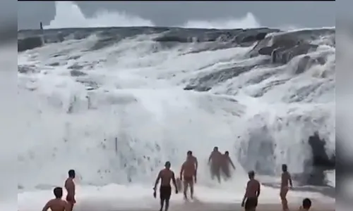 Ciclone bomba atinge praia no RJ e surpreende banhistas; assista