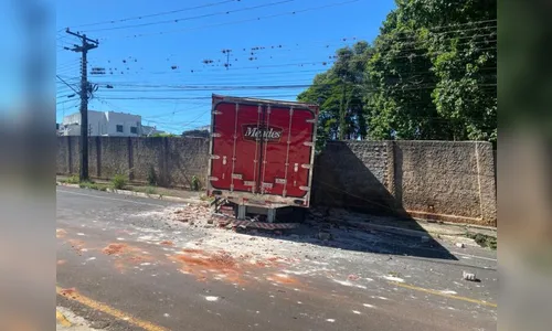 Susto: Caminhão bate em carro e atinge muro em Apucarana
