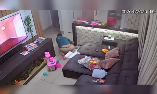 Panela de pressão explode e pai se joga para proteger filha; vídeo