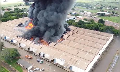 Incêndio de grandes proporções atinge barracão em Astorga; veja