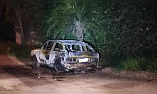 Carro usado por atiradores em caso de vingança é encontrado destruído