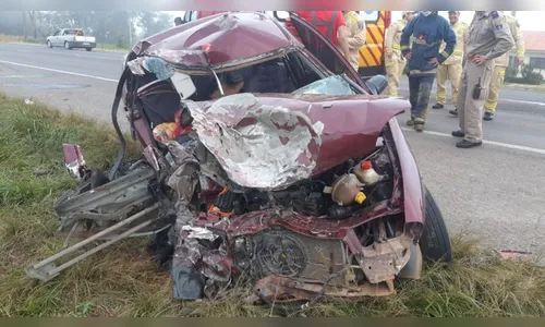 Criança fica ferida após carro invadir contramão e colidir com bitrem