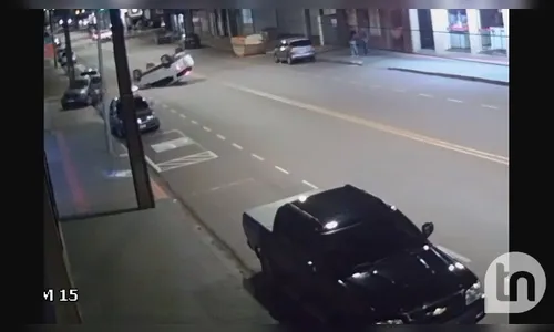 Imagens de segurança flagram carro capotando em Arapongas; Vídeo