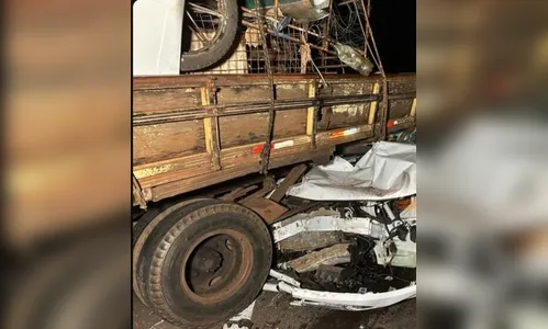 Máquina de lavar roupas cai de caminhão e provoca acidente em Maringá