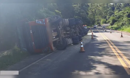 Carreta tomba na PR-445 entre Mauá da Serra e Tamarana