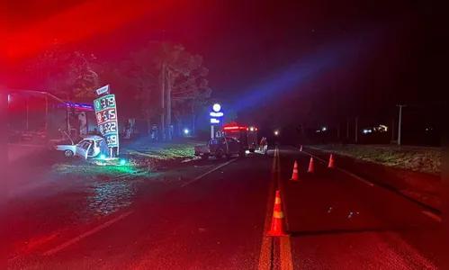 Batida envolvendo Voyage e F-250  na PR-466 deixa dois jovens feridos