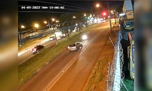 Motociclista entra na contramão e colide frontalmente contra carro