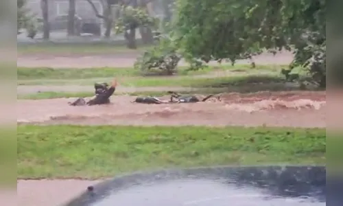 Vídeo mostra motociclista sendo arrastado por enxurrada durante chuva