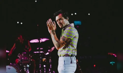 Harry Styles é flagrado beijando modelo famosa no Japão; veja