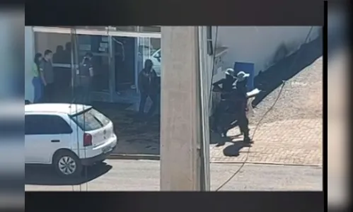 Bandidos assaltam banco no Paraná e atiram em vigilante
