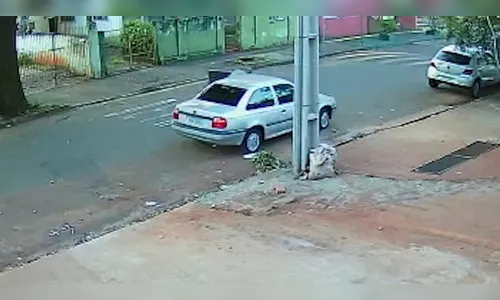 Vídeo: ladrão precisa empurrar carro durante furto no Paraná