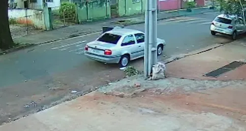 O carro estava estacionado em frente a um prédio residencial