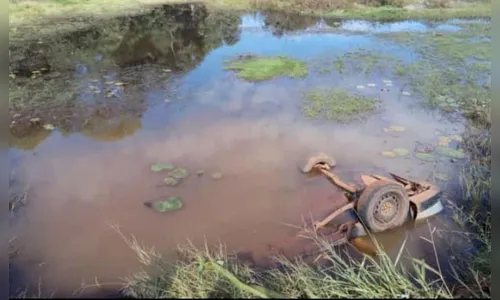 Dois corpos são encontrados em carro submerso em lagoa de Pitanga