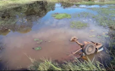 O carro foi encontrado submerso no início da tarde  deste domingo