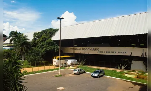 Pai abandona a filha dentro de carro para ter relações com homens