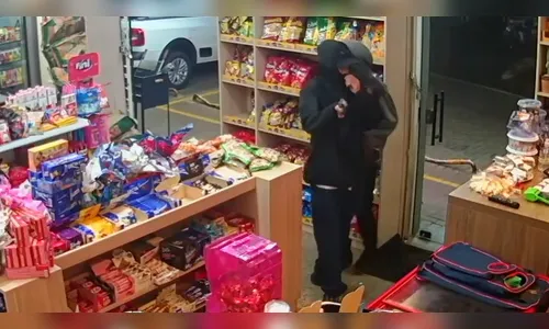 Câmera mostra ação de ladrões em conveniência em Apucarana; veja