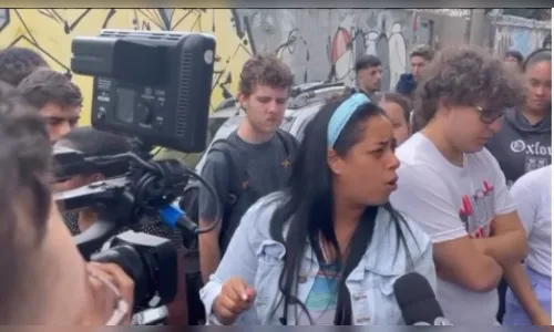 Mãe desabafa durante velório de professora assassinada; assista