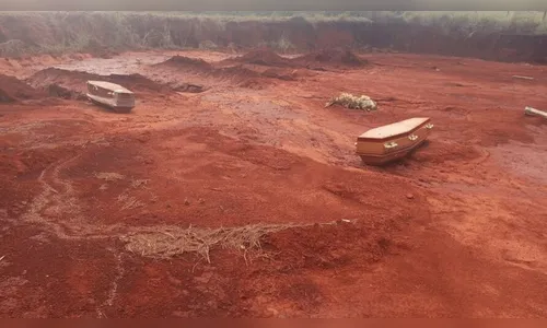 Caixões ficam expostos após serem arrancados de covas por temporal