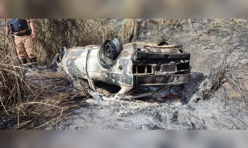 PRE encontra corpo carbonizado em carro capotado às margens da PR-092