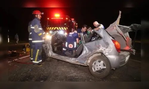 Casal fica ferido em grave acidente entre três carros e caminhão