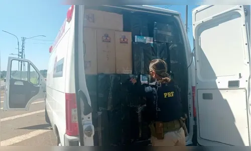 PRF apreende ambulância 'recheada' de cigarros no PR; veja