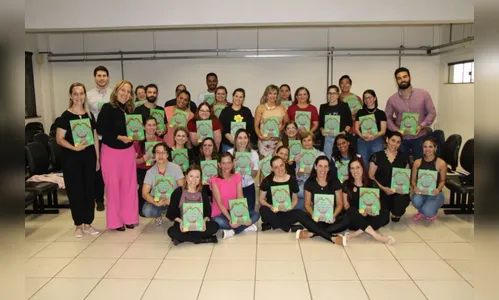 Curso de Libras entrega dicionário para servidores em Arapongas