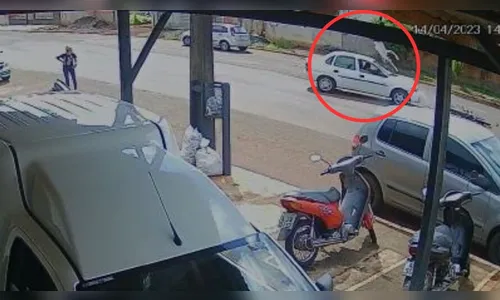 Motociclista 'voa' após ser atingido por carro em Apucarana; vídeo