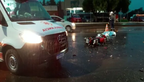 O motociclista de 47 anos se envolveu em uma colisão com um caminhão.