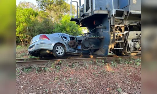 Carro é arrastado por 10 metros após ser atingido por trem no PR