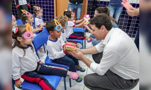 Estudantes da rede municipal recebem caixas de bombons