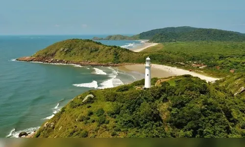 Buscas por jovem arrastado por onda na Ilha do Mel são retomadas